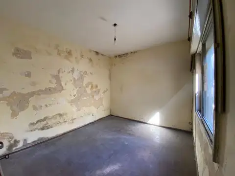 CASA DE PASILLO EN VENTA CON CON PATIO Y TERRAZA