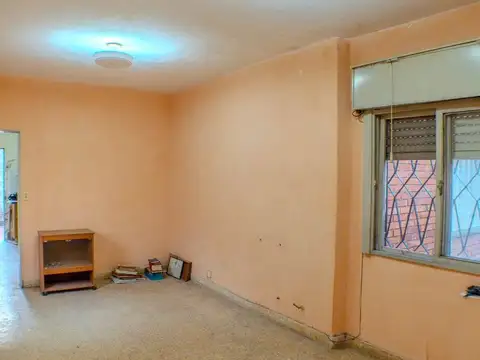 CASA DE PASILLO EN VENTA CON CON PATIO Y TERRAZA