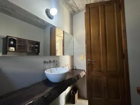 Casa de cuatro dormitorios con jardín y pileta en Aldea Fisherton. ALQUILER TEMPORARIO.