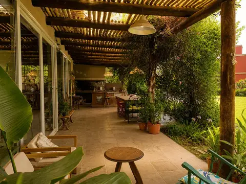 Casa de cuatro dormitorios con jardín y pileta en Aldea Fisherton. ALQUILER TEMPORARIO.