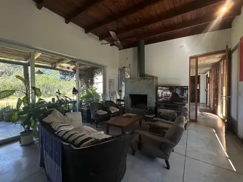 Casa de cuatro dormitorios con jardín y pileta en Aldea Fisherton. ALQUILER TEMPORARIO.