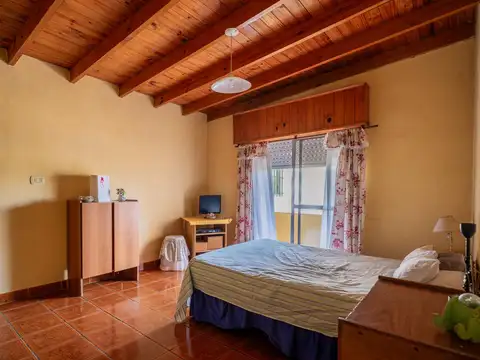 Casa 8 ambientes con 3 baños