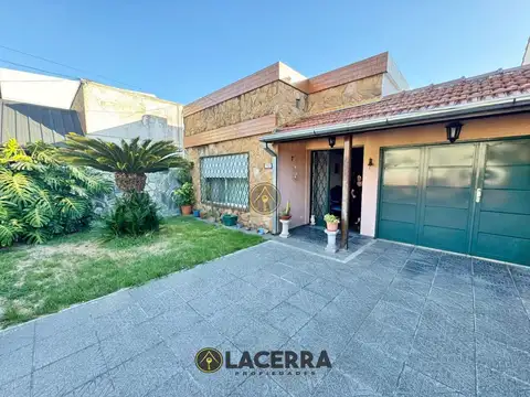 Casa 3 ambientes con cochera para varios autos y piscina