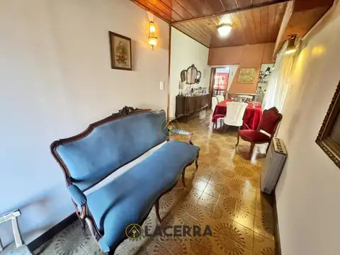 Casa 3 ambientes con cochera para varios autos y piscina