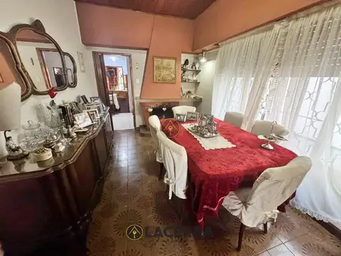 Casa 3 ambientes con cochera para varios autos y piscina
