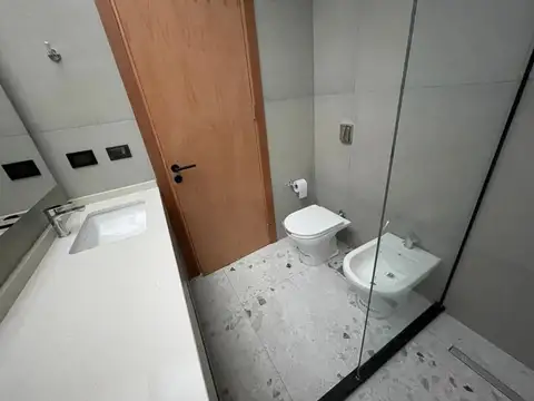Casa en Alquiler con 3 cocheras