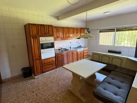 Casa en Alquiler con 2 cocheras
