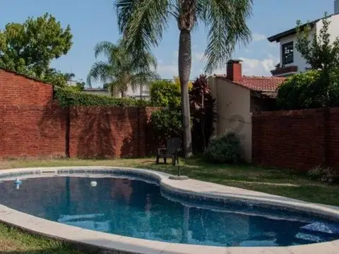 VENTA CASA 5 AMBIENTES, PARQUE, PILETA APT CREDITO