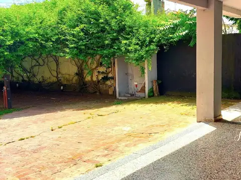HERMOSA CASA, GRAN JARDÍN, GARAGE, ENTRADA VARIOS AUTOS