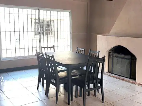 HERMOSA CASA, GRAN JARDÍN, GARAGE, ENTRADA VARIOS AUTOS