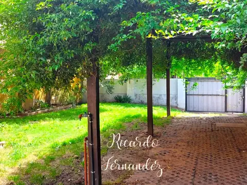 HERMOSA CASA, GRAN JARDÍN, GARAGE, ENTRADA VARIOS AUTOS