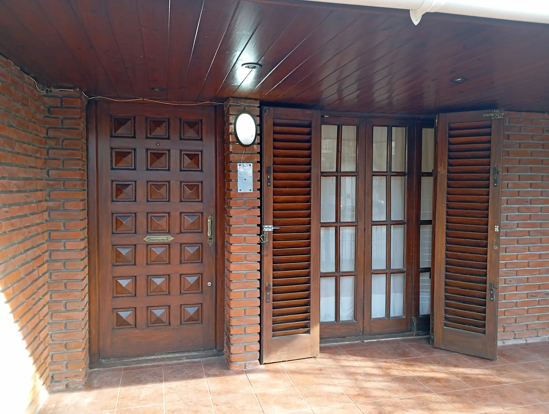 Chalet en PH - 3 amb c/garaje, depend. serv. , patio, parrilla. Excelente estado.