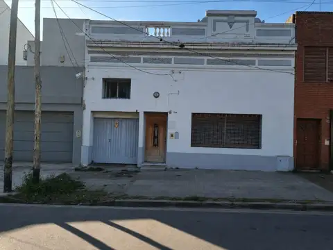 Casa de 4 / 5 ambientes con dependencia  y cochera.