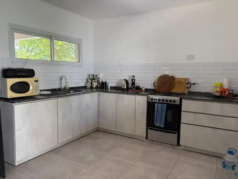 Casa 4 ambientes con 2 baños