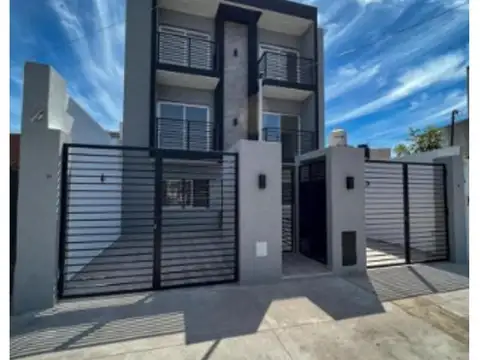 VENTA SEMI PISO  DE 2 y 1/2 AMBIENTES , CON COCHERA Y PATIO VILLA LUZURIAGA PLANTA BAJA.