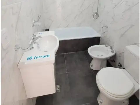 VENTA SEMI PISO  DE 2 y 1/2 AMBIENTES , CON COCHERA Y PATIO VILLA LUZURIAGA PLANTA BAJA.