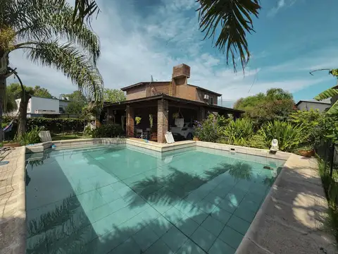 Casa de 4 dormitorios con amplio jardín y pileta en Funes, garita 6