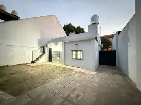 Casa 3 ambientes con jardín y terraza
