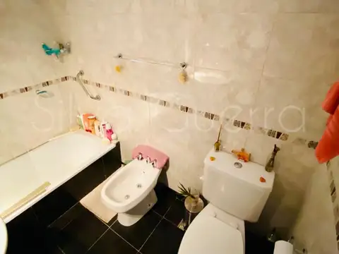 Hermosa casa de dos pisos en esquina con terraza y parrilla ACEPTA DEPTO EN PARTE DE PAGO