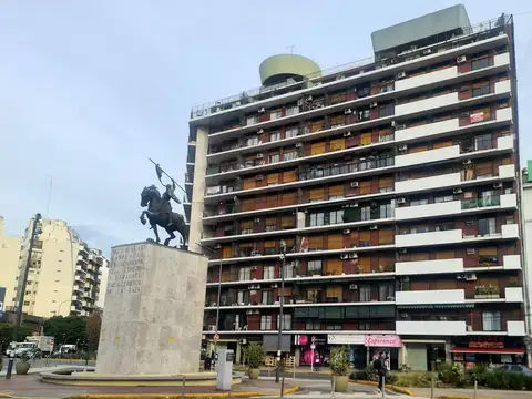 Gaona al 1100 Cid Campeador Caballito Piso 8 Al Frente. Balcón corrido vista espectacular. 130 m2. 5 amb. 4 dorm. 3 baños (2 completos. 1 toilette). Cocina grande. Lavadero indepente. Cochera fija cubierta enorme. Baulera. Departamento doble reunible