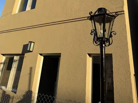 Casa en Alquiler con 1 cochera