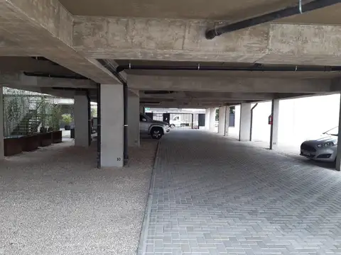 Vicente López - Amplia cochera Cubierta en Planta Baja 