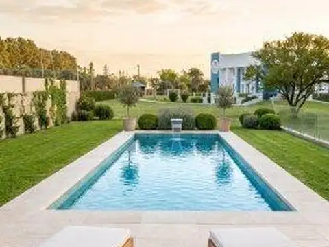Casa en Alquiler con 1 cochera