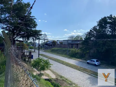Obligado e/ Leloir y Pasaje Frías