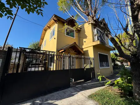 Chalet de 6 ambientes- Villa Tesei-  Hurlingham