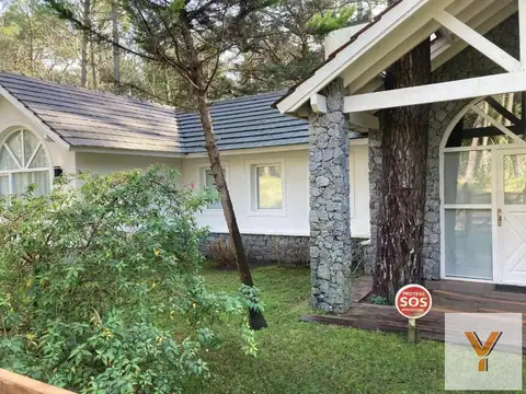 Casa en venta - 4 dormitorios 3 baños - 1000mts2 - Carilo