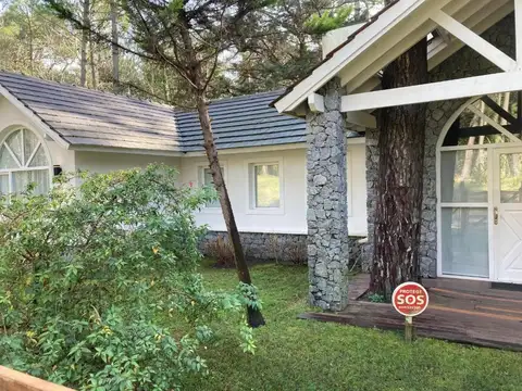 Casa en venta - 4 dormitorios 3 baños - 1000mts2 - Carilo