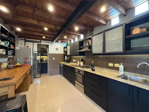 Casa en Venta con 3 cocheras