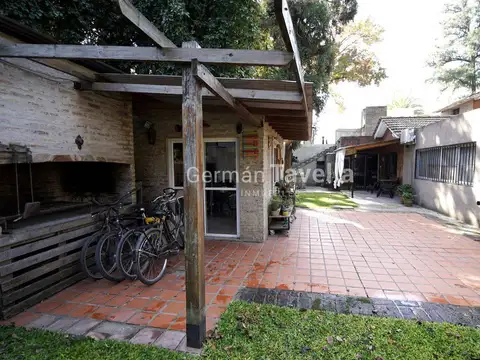Venta casa 4 Amb. con parque y pileta, Parque Leloir, Ituzaingo.