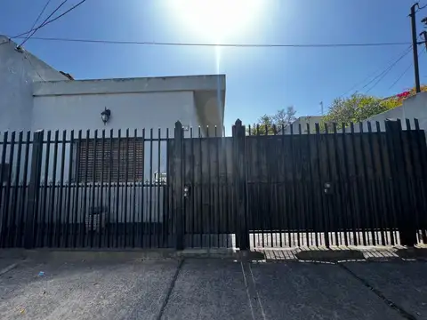 CASA CON TALLER SOBRE LOTE PROPIO DE 9X30 