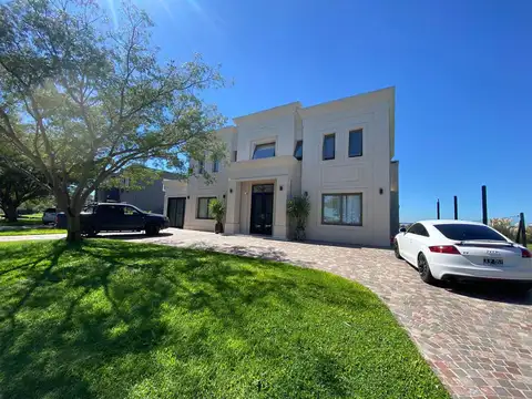 Impecable Casa En Venta a Laguna Principal