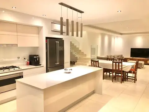 Casa 6 ambientes con 4 baños