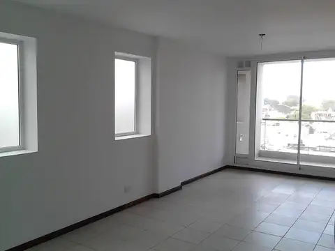 Alquiler. Monoambiente divisible, amplio con balcón.