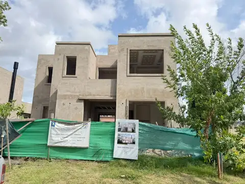 Casa en Venta en Pablo Nogues, USD 315.000