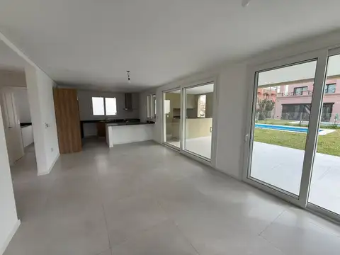 Casa 5 ambientes con 4 baños