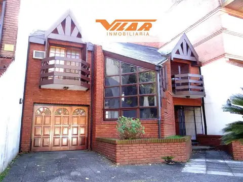 Chalet 4 amb. con fondo parquizado, piscina y garaje para 2 autos en Barrio Parque, Vicente López