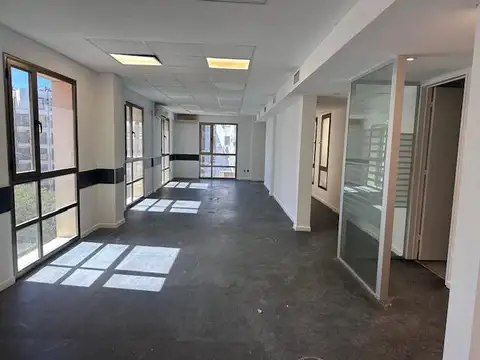 Oficina de categoría con excelente luz natural - Excelente zona entre Recoleta y Retiro