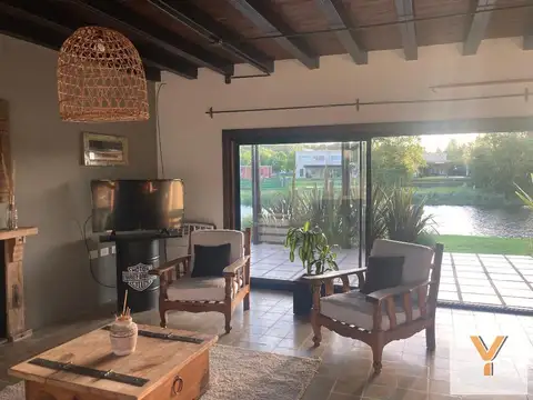Casa 6 ambientes con 2 baños