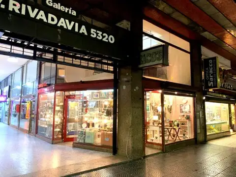 LOCAL SOBRE AV RIVADAVIA CON ENTRADA INDEPENDIENTE