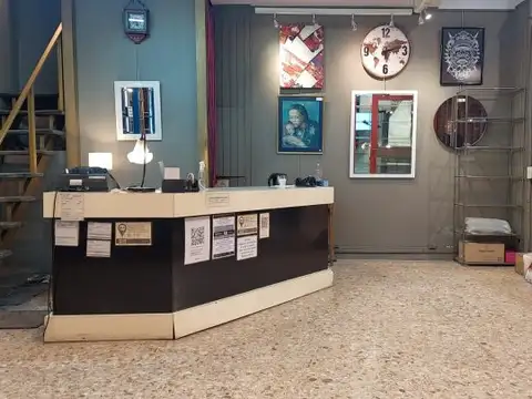 LOCAL SOBRE AV RIVADAVIA CON ENTRADA INDEPENDIENTE