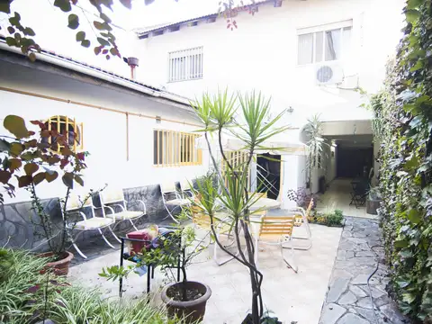 Casa 5 dormitorios y cochera para 2 autos en Coghlan