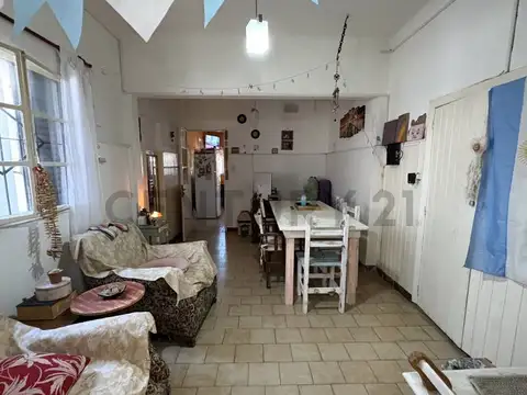 Casa 4 ambientes con 2 baños