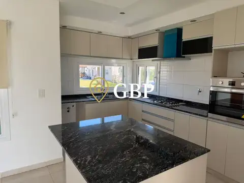 Casa 4 ambientes con 3 baños