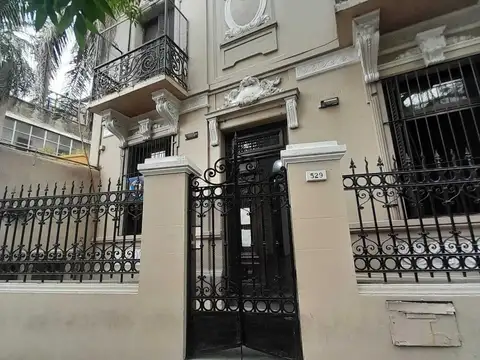 Casa de 8 ambientes con terraza.