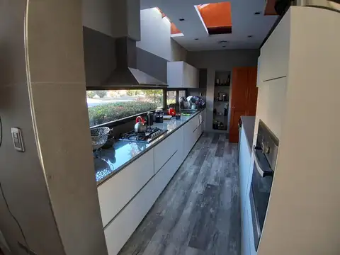 Casa 4 ambientes con 3 baños