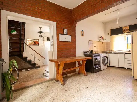 Casa 7 ambientes con 2 baños